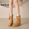 Botas Chelsea Femininas Aumentadoras de Altura 2025 Outono e Inverno Novo Estilo Invisível 9cm Meio da Panturrilha Dobradas com Forro de Lã Botas Curtas de Salto Alto Slim