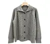 Suéter de malha liso de outono e inverno novo, estilo europeu e americano, para mulheres, cardigã com design jacquard trançado e gola de lapela