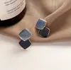 Pendientes de botón de empuje de color contrastante con empalme simple de temperamento coreano, pendientes pequeños versátiles de personalidad de chica dulce para mujer, color café gris