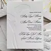 Elegantes y estilosas invitaciones de boda con relieve floral 3D y iniciales en pan de oro, hechas a medida por la fábrica