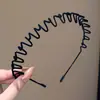 Diadema negra simple ondulada para mujer, realza la altura de la coronilla, cómoda de llevar durante largos períodos, no lastima ni oprime la cabeza, mantiene los cabellos sueltos en su lugar, versátil para el uso diario