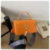 Bolsa de ombro espaçosa e moderna para o trabalho, decoração com letras em relevo 2026, bolsa transversal estilosa com alça larga