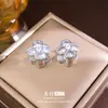 Elegantes y delicados aretes de trébol de cuatro hojas azules con diamantes, versátiles y sofisticados, aretes de lujo ligero de alta gama
