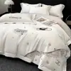 Suavidad Nublada Set de ropa de cama de cuatro piezas de algodón bordado de doble cara de 60 hilos con encaje de color liso, sábanas 100% algodón puro y funda de edredón bordada