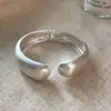 Pulsera ovalada plisada cepillada estilo metal europeo y americano, diseño de nicho a la moda, accesorio de muñeca versátil para el día a día para mujer
