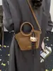 Bolso de Mano Retro Francés Transfronterizo Otoño e Invierno 2025 Versátil Bolso Cubo Simple Nuevo Bolso Cruzado de Hombro para Viajes