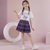 Conjunto Casual para Meninas Verão Novo Estilo Infantil Estiloso Desenho Animado Camiseta Top Verão Manga Curta Saia Xadrez Conjunto de Duas Peças