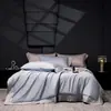 Juego de ropa de cama de cuatro piezas de algodón de fibra larga 100s con bordado de borde ancho en azul brumoso, lujo ligero todo algodón para dormir sin ropa, ropa de cama para uso doméstico, disponible para entrega