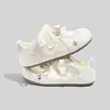 2026 Verão Novos Sapatos Brancos para Estudantes Femininas Versátil Malha Respirável Chique Nicho Sola Fina Moda Casual Tênis