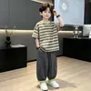 Conjunto de Verão para Meninos 2026 Novo Listrado Manga Curta Estiloso Tendência Roupa de Verão para Meninos Estilo Coreano Conjunto de Duas Peças