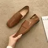 Zapatos slip-on retro otoño versátiles punta cuadrada zapatos pequeños de cuero estilo dinero suela blanda 2026 mocasines mujer fondo plano