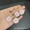 Nuevo Set de Joyería de Flor de Rosa de Arcilla Suave con un Toque de Lujo de Nicho, Collar Incrustado, Anillo de Flor Completo de Diamante, Suministro Directo del Fabricante