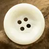 Traje de suéter color blanco cremoso de ala ancha de cuatro ojos abrigo negro botón de resina gabardina de alta gama para otoño e invierno botón marrón