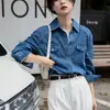 Foto real de una elegante camisa de mezclilla para mujer, nuevo diseño de otoño, top único azul de manga larga en capas