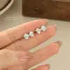 Brincos de agulha de prata s999 com design plissado, incrustação de zircônia e design de laço para mulheres, apresentando um visual fresco, doce, simples e sofisticado, adequado para o dia a dia.