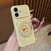 Funda para teléfono Winnie the Pooh Oso de Fresa Shin-chan con soporte giratorio para Apple 17 Pro Max, Huawei, Xiaomi 17, ventana grande para pantalla