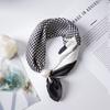 Nuevo Pañuelo de Seda con Hebilla Magnética de Perla Bufanda Cuadrada de Doble Capa Cadena para el Cuello Cubre Cuello Patrón en el Cuello Bufanda Pequeña Versátil Perezosa