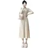 Combínalo con un vestido de punto ajustado para un look elegante y estilizado en otoño e invierno.. Este nuevo vestido suéter de longitud media es perfecto como capa interior debajo de un abrigo
