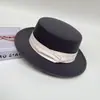 Chapéu Elegante de Topo Plano Estilo Britânico para Outono e Inverno para Homens e Mulheres Novo Chapéu de Feltro com Aba Reta Retro Francês Hepburn Moderno e Estiloso