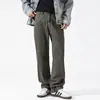 Roupas Masculinas Maple House / Coleção Outono/Inverno 2026: Jeans versátil, de corte solto, perna larga e corte reto, que valoriza a silhueta e é adequado para todos os tipos de perna.