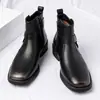 Venta al por mayor transfronteriza de botas Martin para hombre estilo británico con estampado de cocodrilo, que presentan una puntera cuadrada retro, adornos de hebilla y un diseño de bota corta casual de negocios