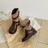 Botas western estilo cowboy para mulheres, nova coleção outono 2026 coreana, com design franzido, color blocking, estilo retrô e design versátil de sola grossa.