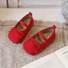 Sapatos de couro para meninas 2026 primavera-verão novo estilo sapatos de princesa com laço para meninas, mocassins de sola macia, sapatos de tecido, sapatos de bebê de peça única