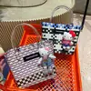 Bolsa tejida a mano de celebridad de internet tailandesa de verano Marca de moda Cesta de verduras Bolso de mano para mujer Bolso tote Bolsa de playa