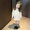 Conjunto de otoño para niña estilo coreano 2026 nueva colección: cárdigan de punto moderno y elegante para niños con bordado de letras y falda de manga corta