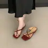 Sandálias chinelo de salto plataforma com fivela de metal estilo francês Chuyuji para mulheres, novo modelo 2026, versátil e confortável para os pés