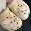 Un Juego Completo de Accesorios de Zuecos de Alta Gama con Decoraciones Desmontables de Gatitos para Niñas, Lujo Ligero DIY