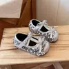 Sapatos de Princesa com Laço para Menina 2026 Outono Novo Estilo Lantejoula Couro para Bebê Solado Macio Antiderrapante Sapatos de Bebê Tendência