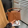 Bolsa de ombro moderna e estilosa, uma bolsa de mão quadrada pequena chique para mulheres, nova coleção de verão 2026, bolsa tote simples e fashion