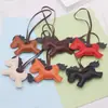Nuevo Colgante Minimalista de Pony para Dinero Encanto para Bolso de Piel Sintética Accesorio de Pony Versátil de Gama Alta Adorno para Colgar en el Coche