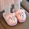 Chinelos de algodão infantis para meninas, sapatos de algodão com ursinho de desenho animado fofo para meninos, sapatos peludos quentes de pelúcia para uso externo no inverno