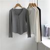 Camiseta Básica de Manga Larga con Cuello en V y Diseño de Botones de Color Puro Americano para Mujer, Color Beige Suave, Ajuste Entallado, Top Interior Estilo K