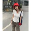 Foto Real # Camiseta Feminina de Manga Curta com Ombros Normais, Novo Design Verão 2026, Cropped Único com Botões e Recortes.
