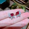 Nuevos pendientes de botón con forma de corazón de melocotón, con forma de paloma y diamantes de sangre roja, anillo de corindón rojo, flor, collar Shanshan Same Love, traje