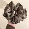 Elástico de Cabelo de Cetim Estampado de Leopardo ~ Prendedor de Coque Grande de Quatro Camadas de Alta Qualidade / Corda para Rabo de Cavalo para Mulheres