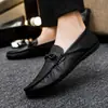 Mocassins Masculinos 2026 Novos Versáteis Tendência Casuais Outono Finos Slip-On Preguiçosos Masculinos Sapatos de Couro