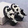 Sandalias deportivas para niños 2026 verano nuevo modelo zapatos para niños con puntera cerrada y estructura de malla zapatos de malla hueca ligera para niños