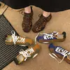 Zapatillas de entrenamiento alemanas de suela plana para mujer que aumentan la altura, zapatillas de carreras versátiles, nuevas zapatillas casuales con estampado de leopardo para otoño e invierno 2026