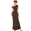 Vestido Elegante Feminino com Cintura Marcada Plissada, Decote Diagonal Ombro a Ombro para Mulheres, Novo Estilo de Verão Ajustado ao Corpo, Que Marca o Quadril, Longo