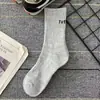 Calcetines con letra P para mujer, medias de moda, primavera y otoño, deportivos coreanos para pareja, combinan con todo, celebridad de internet, calcetines de invierno para hombre de longitud media a la pantorrilla