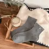 Calcetines de otoño e invierno para mujer, de punto de doble aguja, color liso, retro, con perlas, versátiles, modernos, estilo coreano, de longitud media, sin costuras, apilables