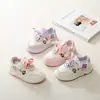 Zapatillas blancas para niñas 2026 nuevas de primavera casual para niños tipo skate suela blanda populares deportivas para niñas y niños pequeños