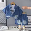 2026 Novo Conjunto Jeans de Manga Curta para Verão Shorts Jeans de Botão Único Gola Reversível Conjunto Elegante de Três Peças para Crianças Atacado