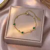 Pulseira de Aço Titânio com Diamante Verde Margarida Nova de Luxo Leve Francês para Mulheres Moda Versátil Novo Toque de Alto Padrão Joia de Mão Sem Desbotar