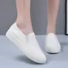 Zapatos blancos para mujer con suelas suaves, zapatos casuales ligeros y versátiles, parte superior de cuero con diseño hueco, transpirables, antideslizantes, zapatos planos de trabajo para mujer, zapatos de enfermera