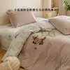 Juego de ropa de cama de algodón grueso estilo caricatura con bordado de toalla y funda de edredón jacquard, juego de tres piezas para cama individual de algodón puro